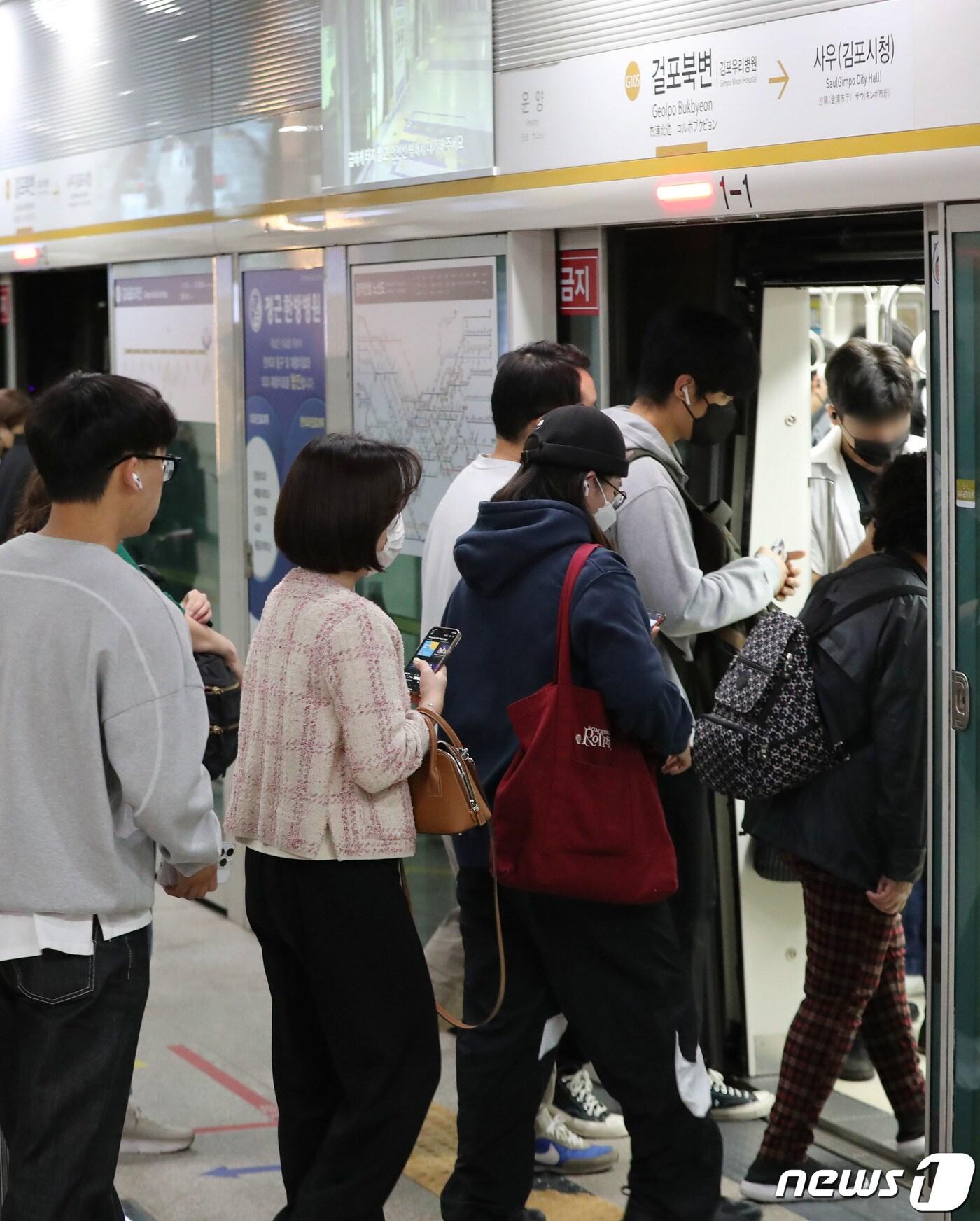 본문 이미지 - 김포골드라인에 탑승하는 승객들.(사진은 기사 내용과 무관함) ⓒ News1 박세연 기자