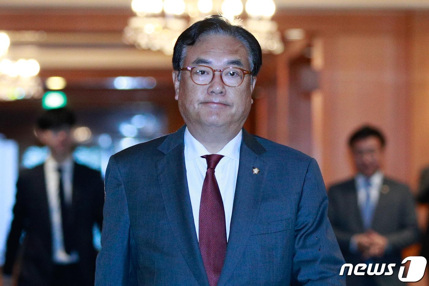 본문 이미지 - 한일의원연맹 회장인 정진석 국민의힘 의원이 8일 오전 서울 중구 롯데호텔에서 기시다 후미오 일본 총리를 면담하기 위해 이동하고 있다. 2023.5.8/뉴스1 ⓒ News1 안은나 기자