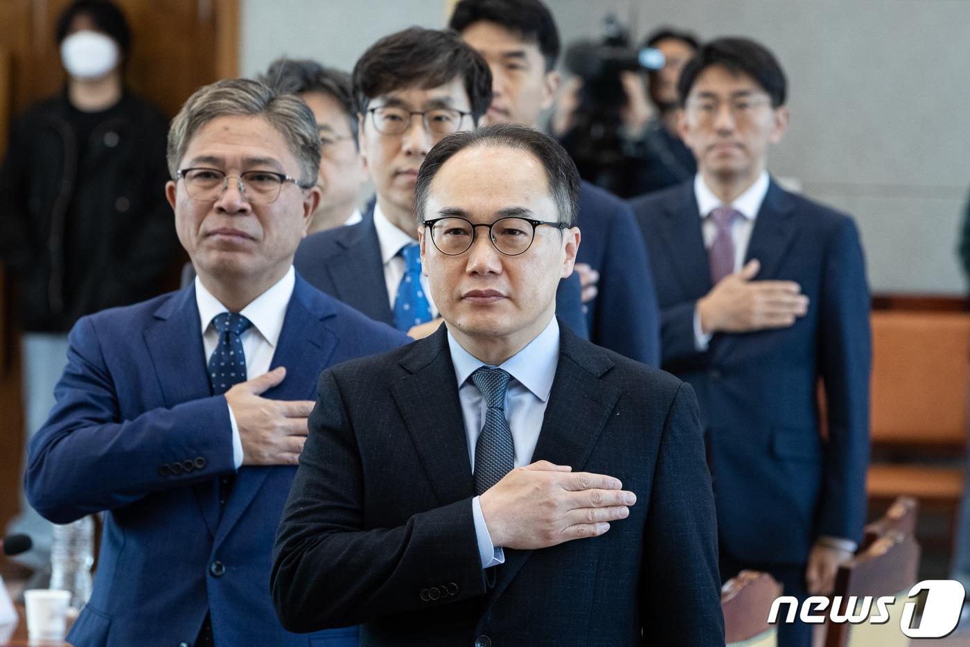 본문 이미지 - 이원석 검찰총장을 비롯한 참석자들이 8일 서울 서초구 대검찰청에서 열린 마약범죄 근절 대책회의에서 국기에 대한 경례를 하고 있다. 2023.5.8/뉴스1 ⓒ News1 유승관 기자