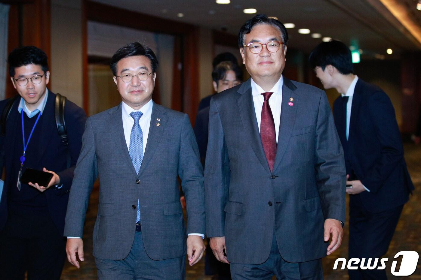 본문 이미지 - 한일의원연맹 회장인 정진석 국민의힘 의원(오른쪽)과 총간사인 윤호중 더불어민주당 의원이 8일 오전 서울 중구 롯데호텔에서 기시다 후미오 일본 총리 면담을 마친 뒤 이동하고 있다. 2023.5.8/뉴스1 ⓒ News1 안은나 기자