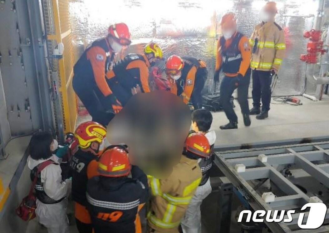 본문 이미지 - 지난해 3월25일 부산 연제구 한 신축공사 현장 지하 1층에서 주차타워 설치 공사를 하던 노동자가 리프트 균형추에 끼여 숨져 소방이 출동해 있다.&#40;부산경찰청 제공&#41;