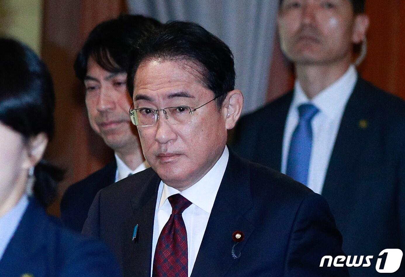 본문 이미지 - 기시다 후미오 일본 총리가 8일 오전 서울 중구 롯데호텔에서 한일의원연맹 면담·경제6단체장 간담회를 마친 후 귀국 준비를 위해 이동하고 있다. 2023.5.8/뉴스1 ⓒ News1 안은나 기자