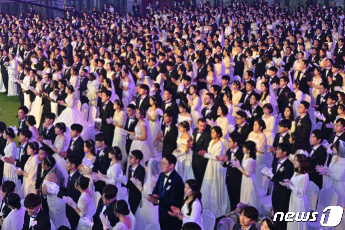 본문 이미지 -  가평 HJ글로벌아트센터에서 7일 열린 국제합동축복결혼식 '2023 천지인참부모 효정 천주축복축제’에 참석한 부부. (세계평화통일가정연합 제공)