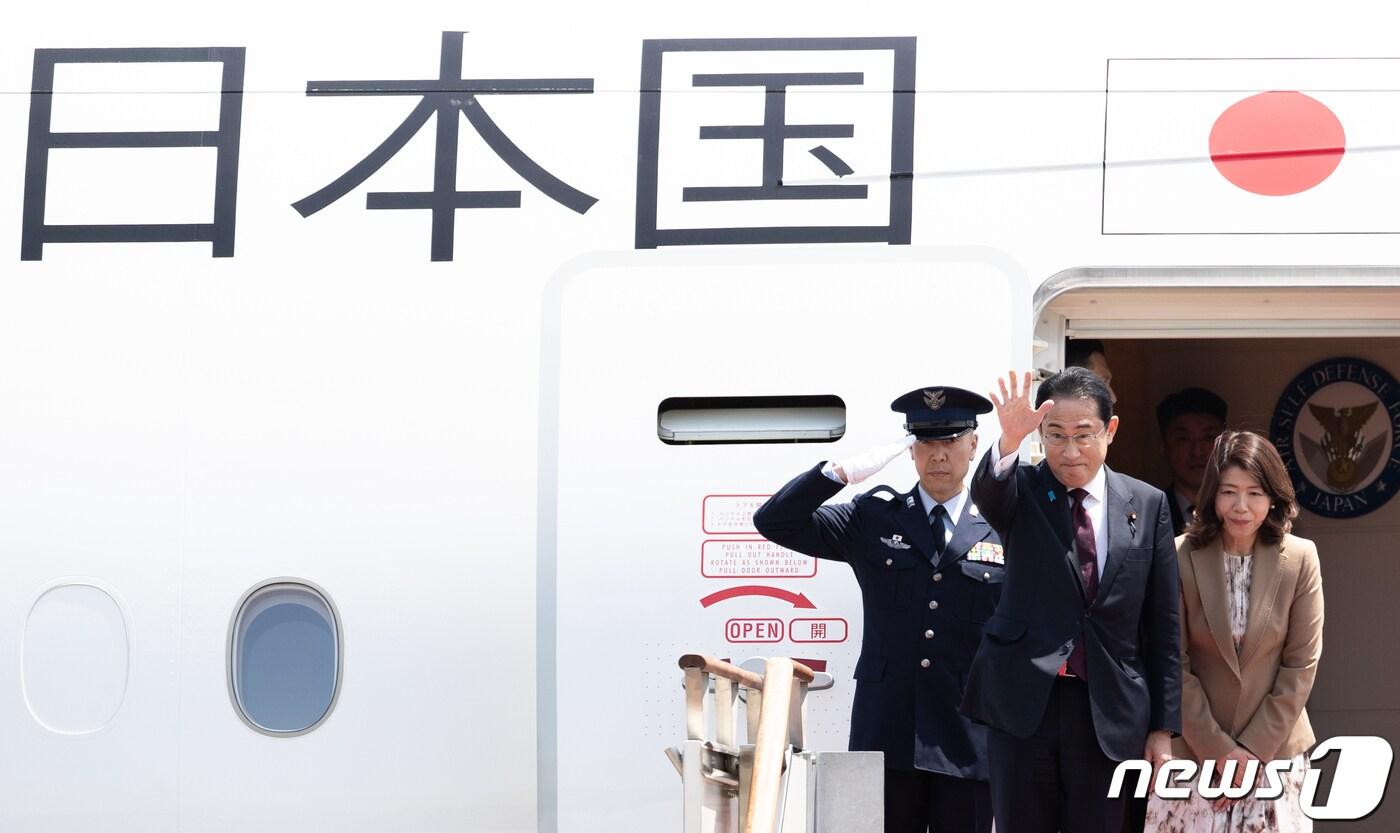 본문 이미지 - 기시다 후미오 일본 총리가 8일 경기도 성남시 서울공항에서 출국하기 전 인사하고 있다. 2023.5.8/뉴스1 ⓒ News1 이재명 기자