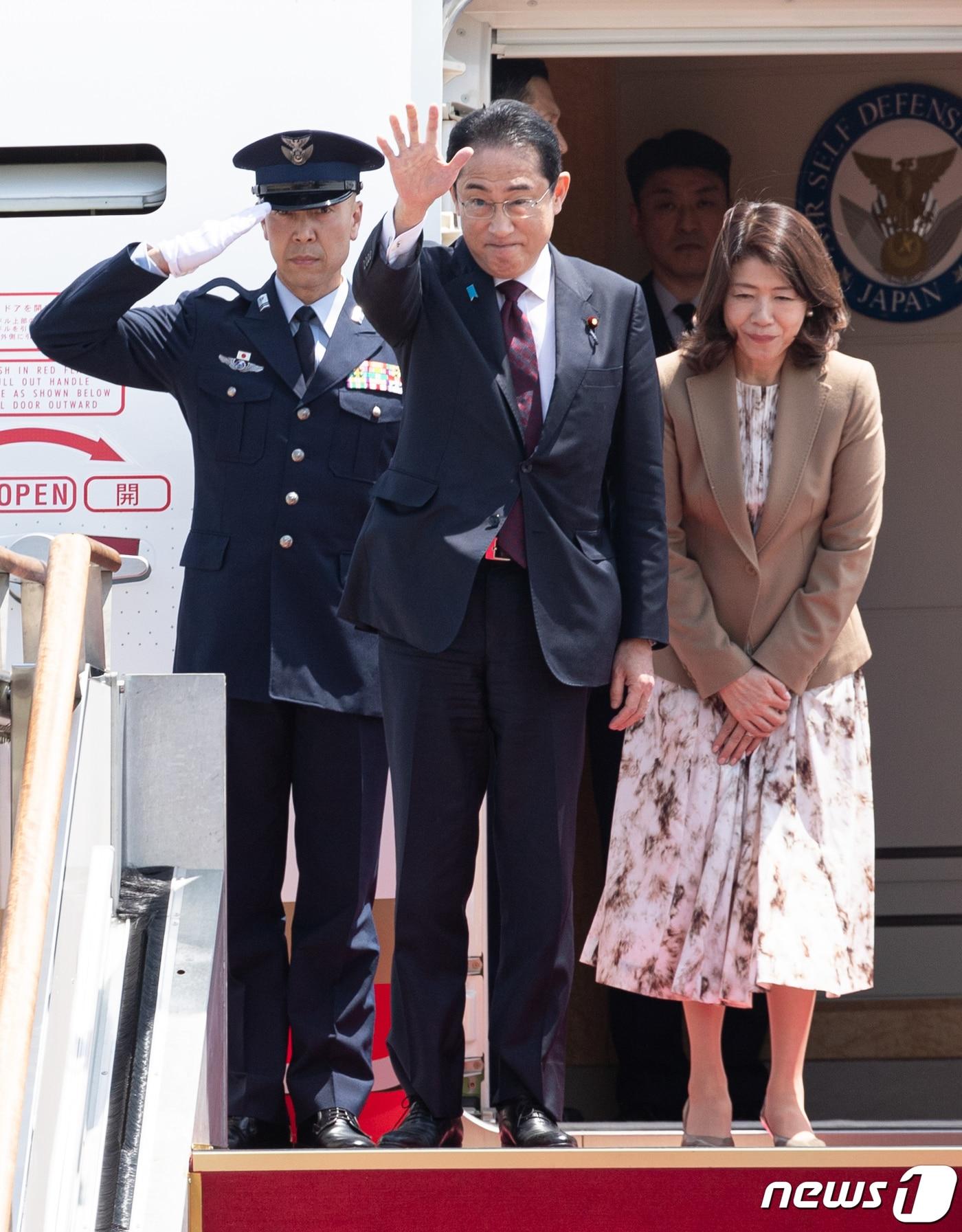 본문 이미지 - 기시다 후미오 일본 총리가 8일 경기도 성남시 서울공항에서 출국하기 전 인사하고 있다. 2023.5.8/뉴스1 ⓒ News1 이재명 기자