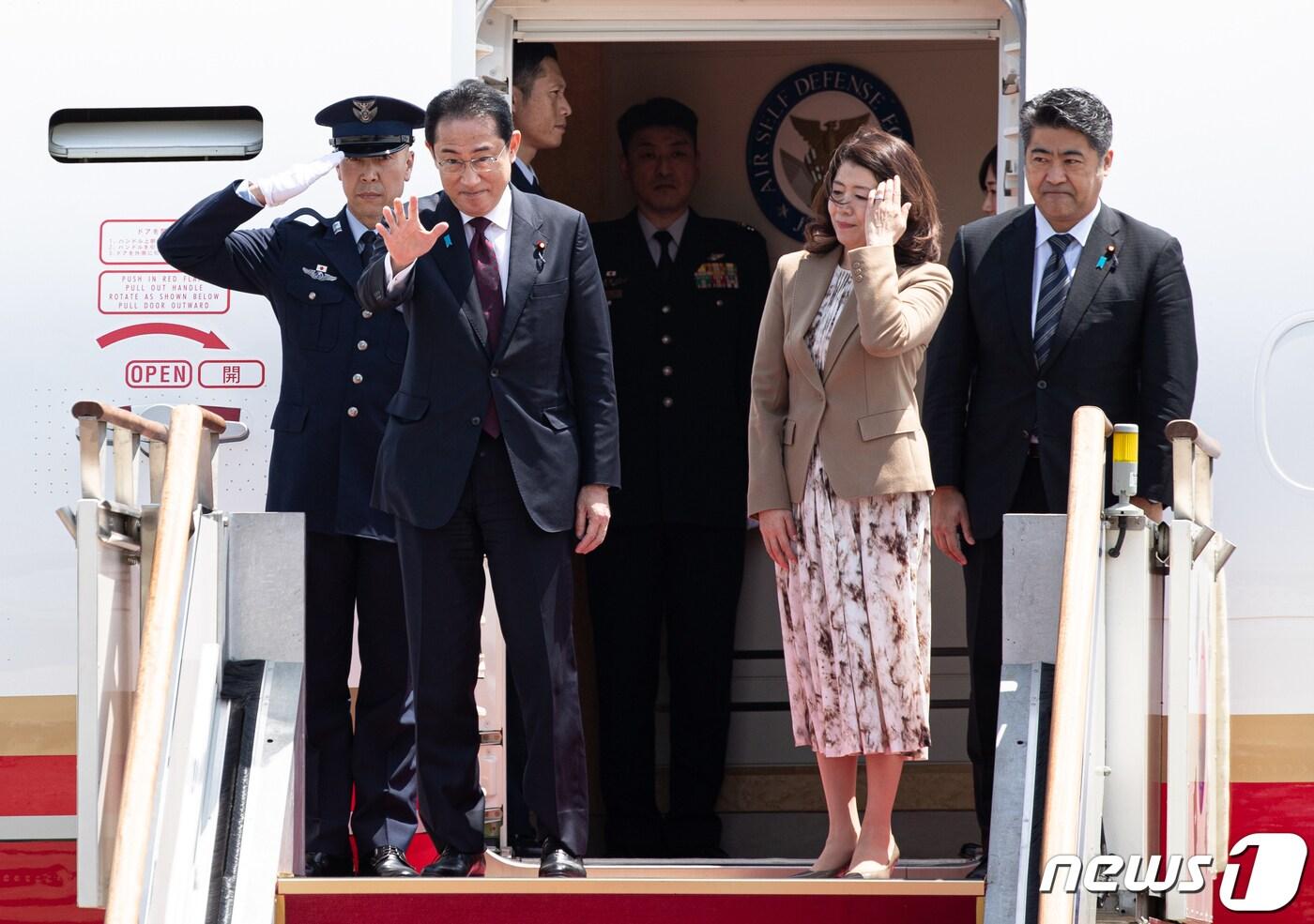 본문 이미지 - 기시다 후미오 일본 총리가 8일 경기도 성남시 서울공항에서 출국하기 전 인사하고 있다. 2023.5.8/뉴스1 ⓒ News1 이재명 기자