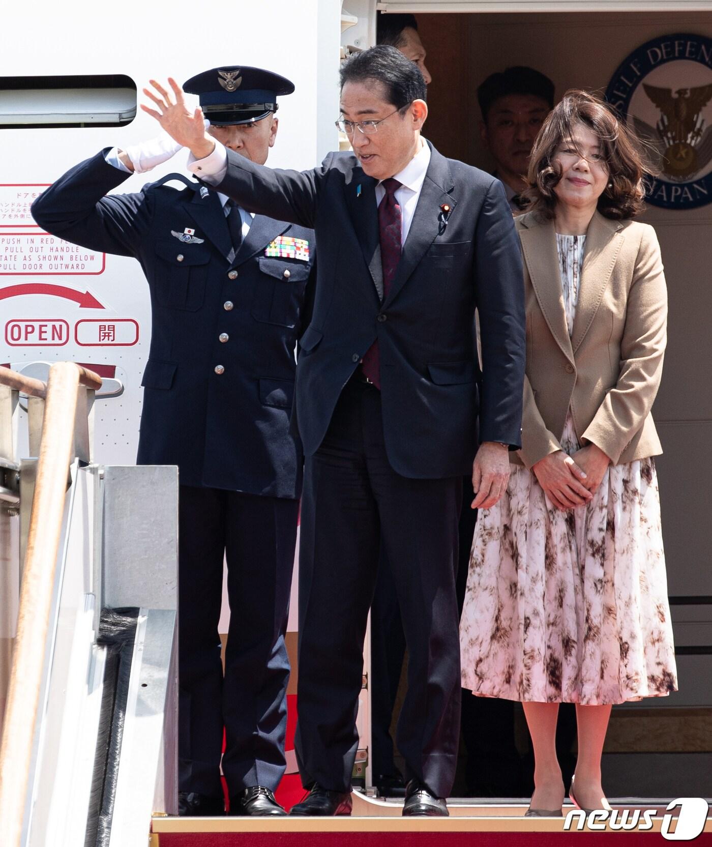본문 이미지 - 기시다 후미오 일본 총리가 8일 경기도 성남시 서울공항에서 출국하기 전 인사하고 있다. 2023.5.8/뉴스1 ⓒ News1 이재명 기자