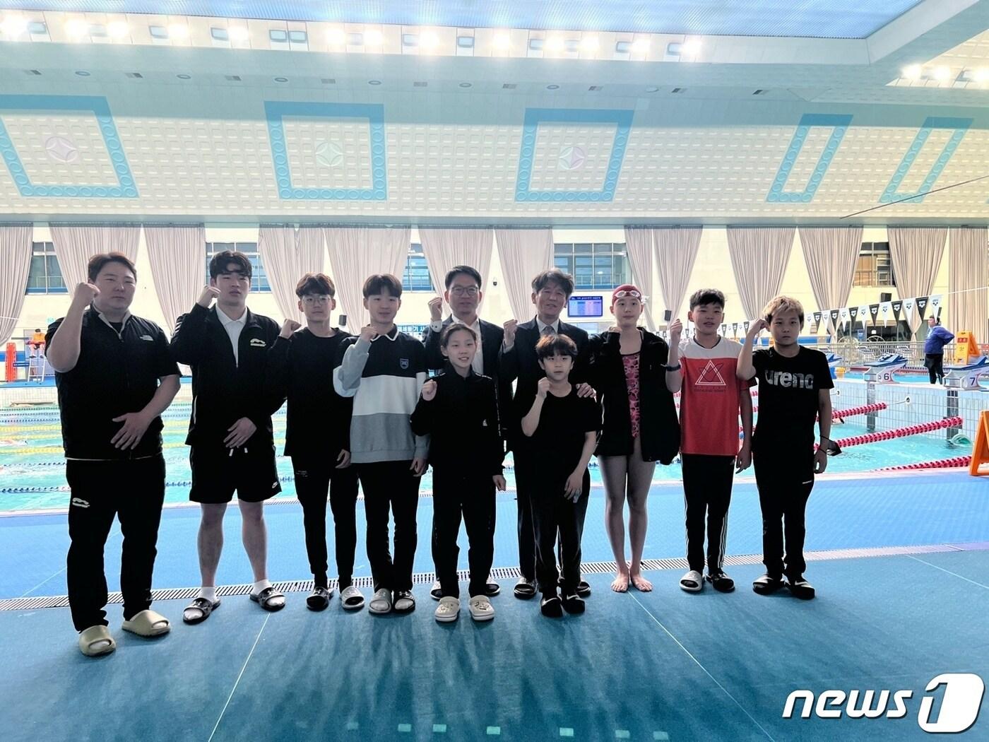 본문 이미지 -  부산진구 스포츠클럽의 수영 종목 선수들이 진구 국민체육센터 수영장에서 기념촬영을 하고 있는 모습&#40;부산진구 국민체육센터 제공&#41;