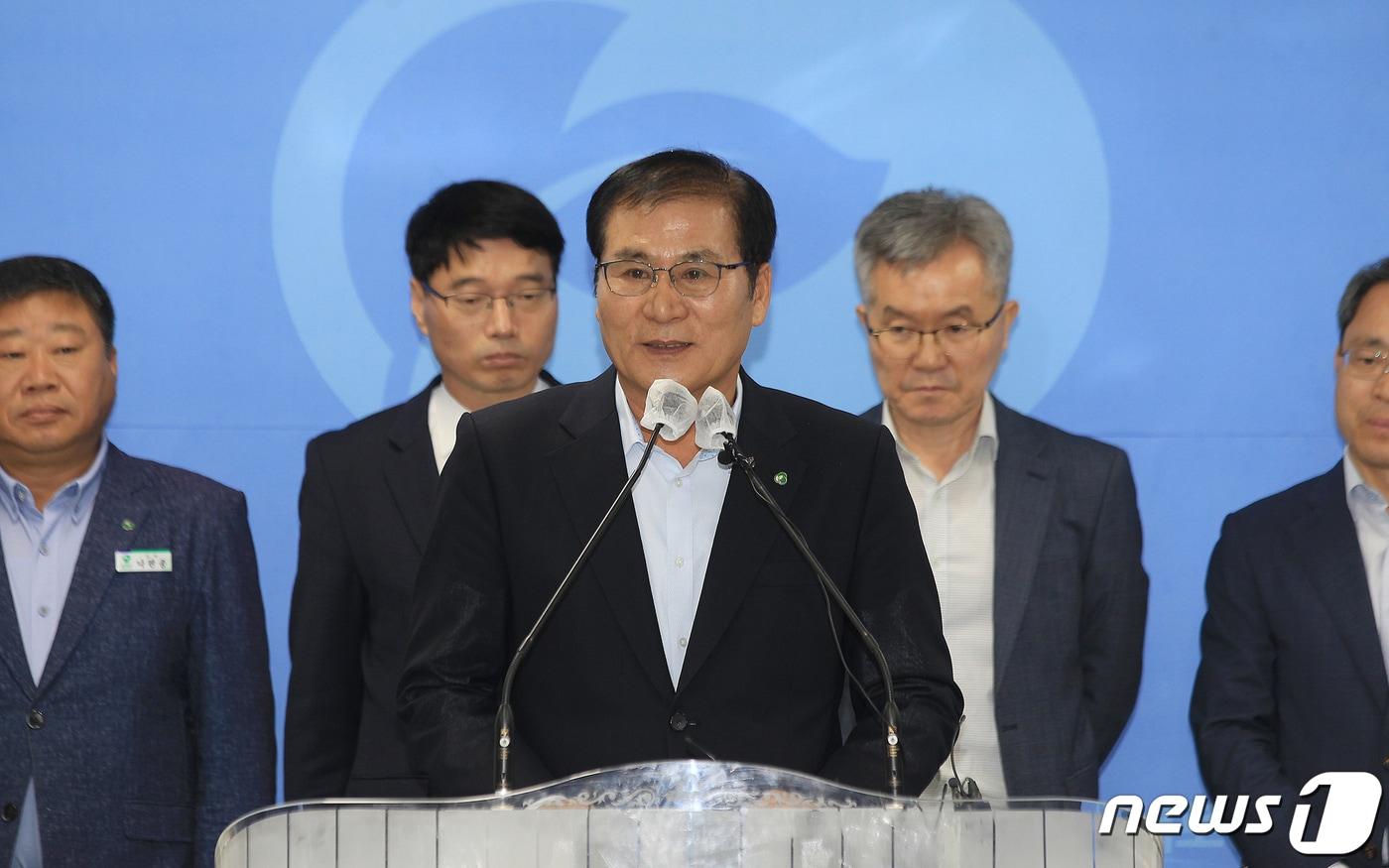 본문 이미지 - 이상익 전남 함평군수가 8일 광주 군공항 관련 담화문을 발표하고 있다.(함평군 제공)2023.5.8./뉴스1