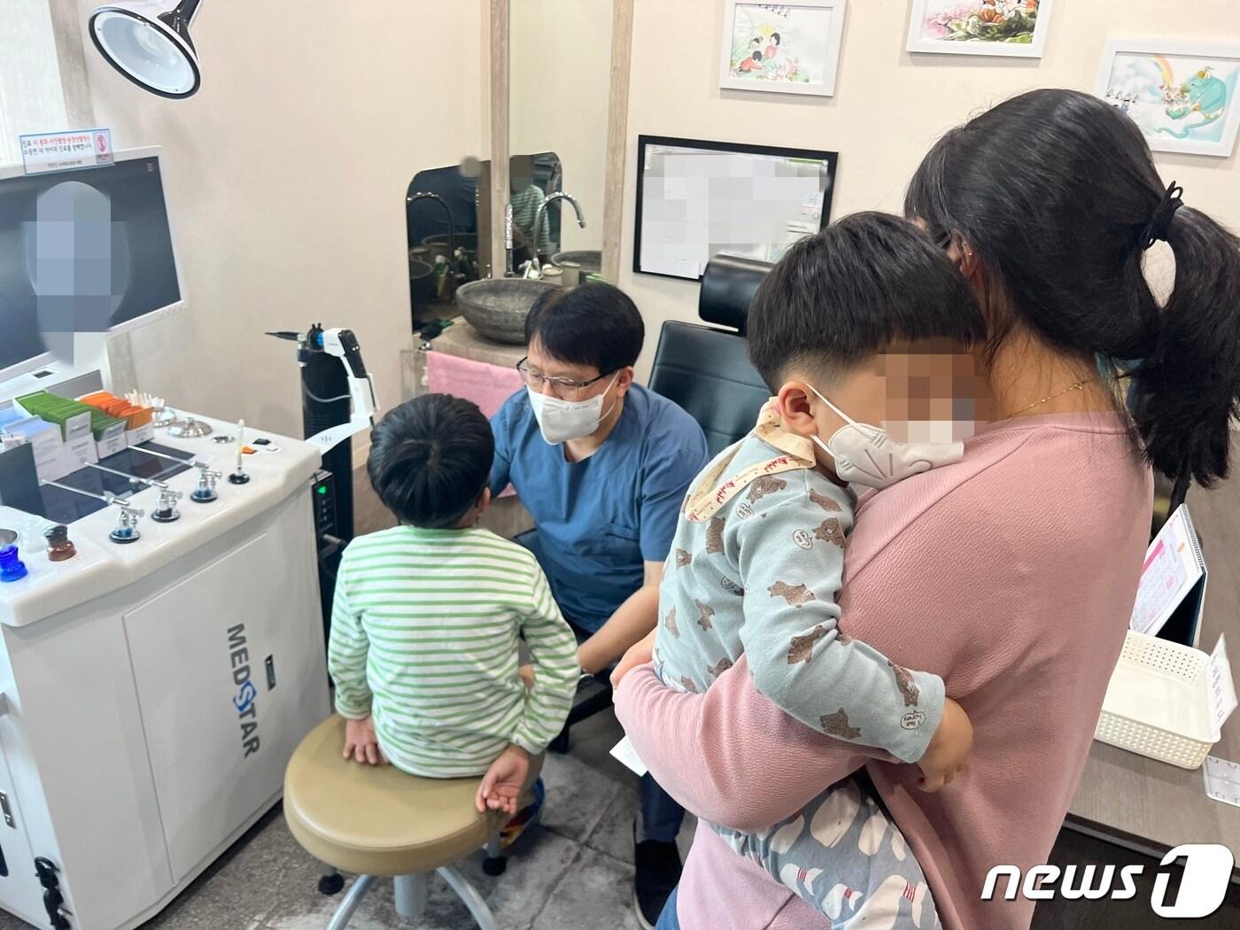 본문 이미지 - 8일 오후 강원 춘천시 동내면 거두리의 한 소아과에 한 아이가 진료를 받고 있다.2023.5.8 한귀섭 기자