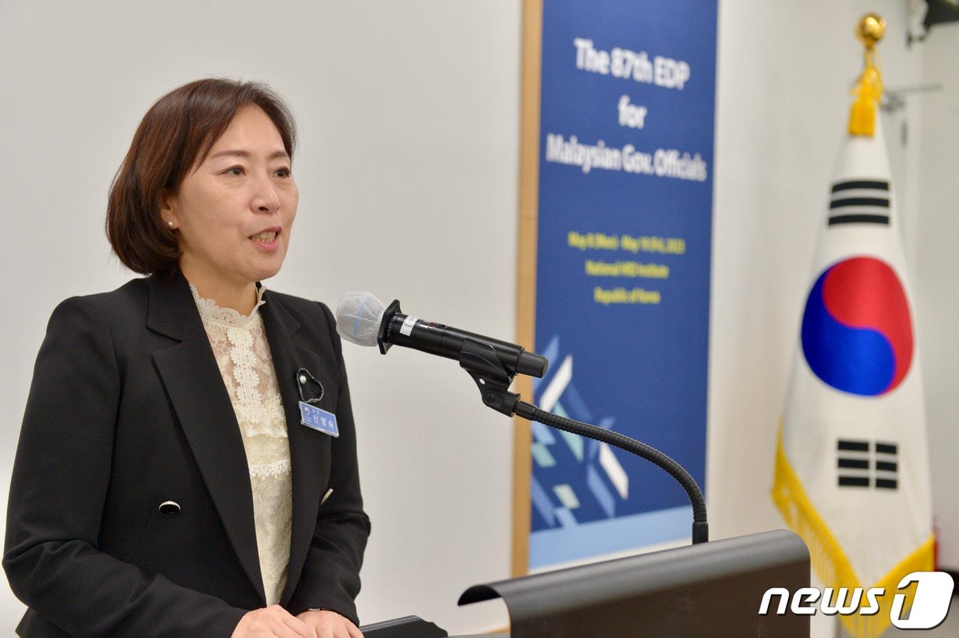 신영숙 국가공무원인재개발원장이 8일 충북 진천군 국가인재원에서 열린 '말레이시아 공무원 방한 연수 워크숍'에서 인사말을 하고 있다. (국가공무원인재개발원 제공) 2023.5.8/뉴스1