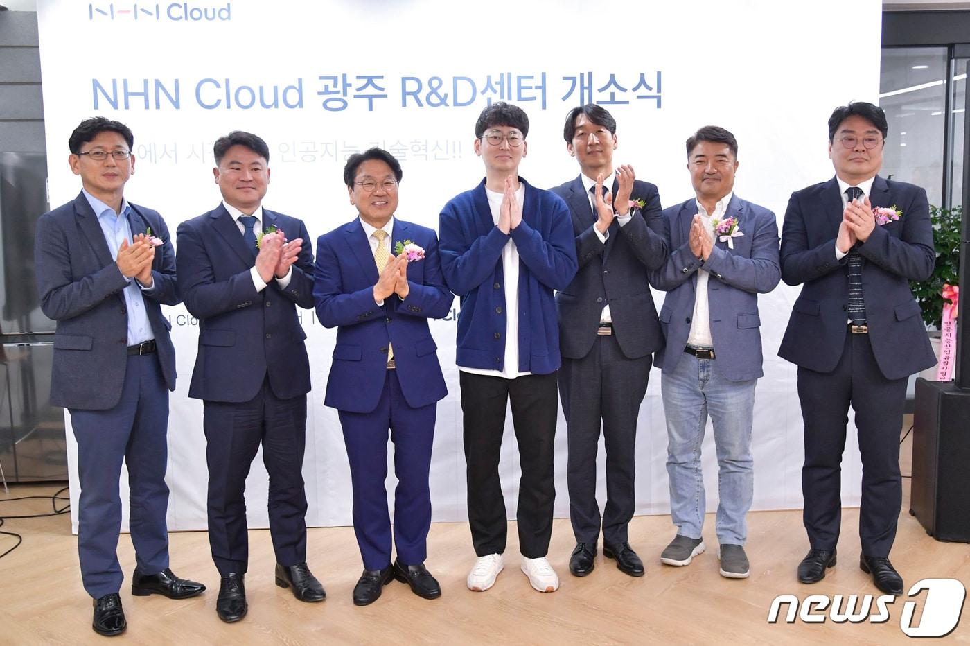 본문 이미지 - 강기정 광주시장이 지난달 8일 오후 서구 상무비즈니스센터에서 열린 '엔에이치엔클라우드(NHN CLOUD)의 연구개발센터 개소식'에 참석해 김동훈 엔에이치엔클라우드 대표 등 내빈들과 기념촬영을 하고 있다.(광주시 제공)2023.5.8/뉴스1 