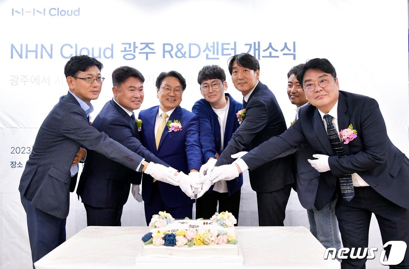 본문 이미지 - 강기정 광주시장이 8일 오후 서구 상무비즈니스센터에서 열린 '엔에이치엔클라우드(NHN CLOUD)의 연구개발센터 개소식'에 참석해 김동훈 엔에이치엔클라우드 대표 등 내빈들과 케이크 커팅식을 하고 있다.(광주시 제공)2023.5.8/뉴스1 