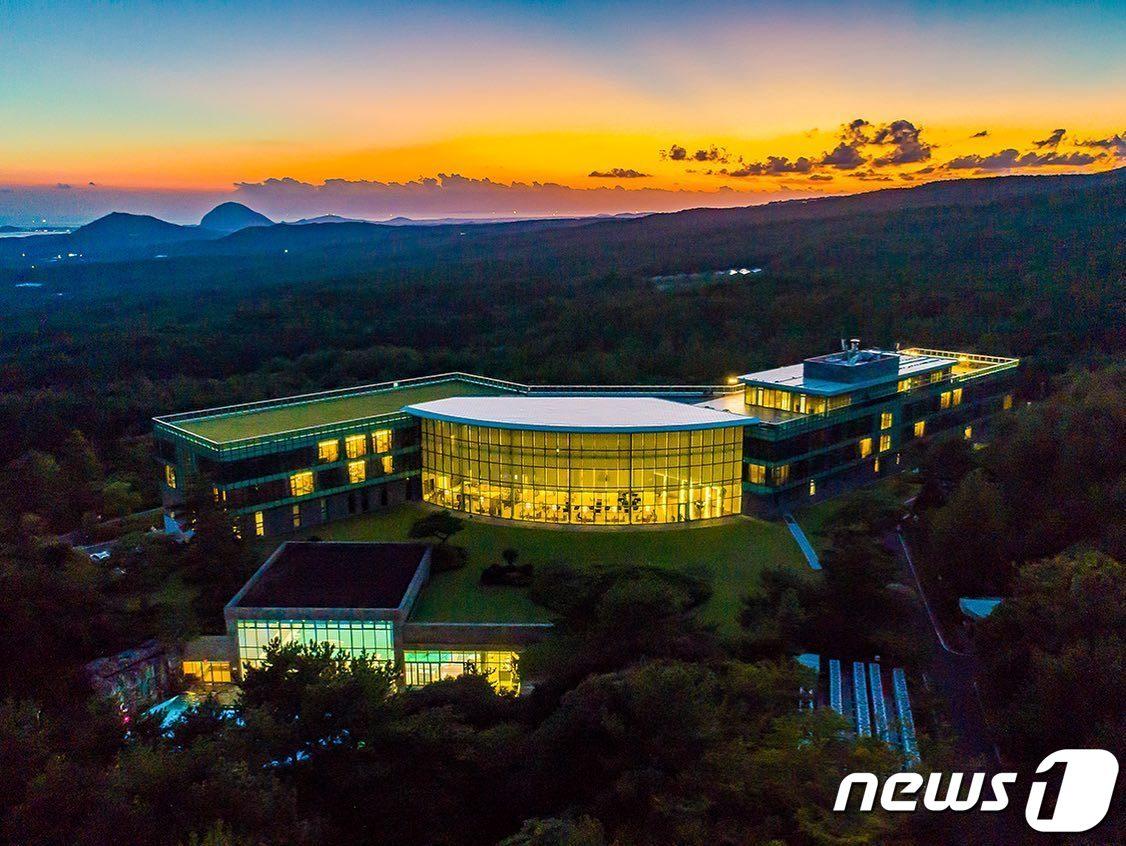 본문 이미지 - 한라산 중턱에 자리한 리조트(위 호텔 제공)