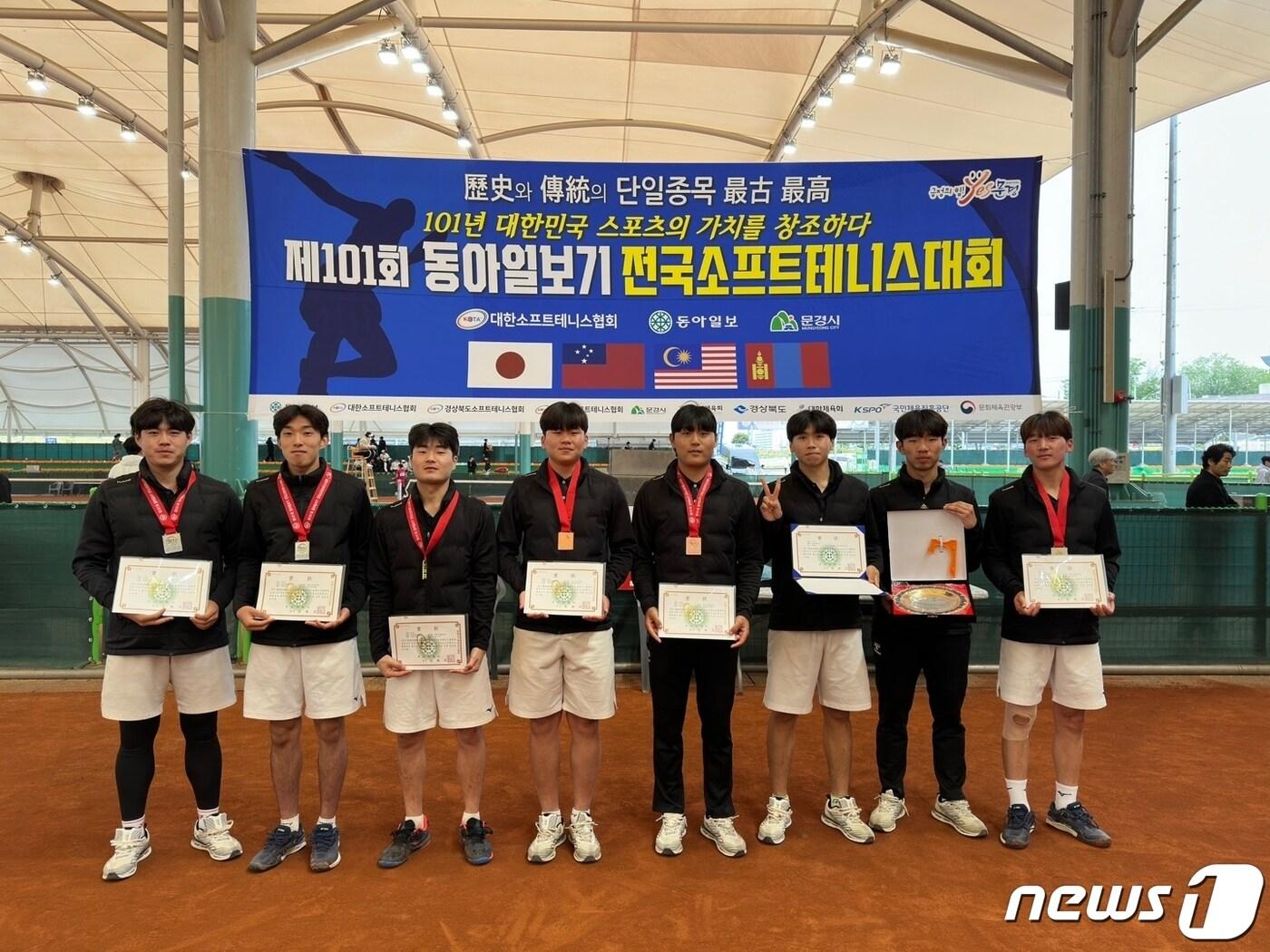 본문 이미지 - 지난 5일 경북 문경에서 열린  ‘제101회 동아일보기 전국소프트테니스대회’에서 대전대 소프트테니스팀 선수들이 기념사진을 찍고 있다.(대전대 제공)/뉴스1