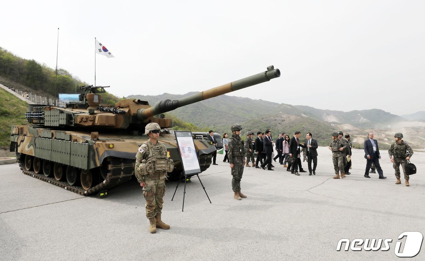지난 5월2일 경기도 포천 승진훈련장에서 주한 외교관들이 우리 육군 K-2 전차를 살펴보고 있다. 2023.5.10/뉴스1 ⓒ News1 박세연 기자