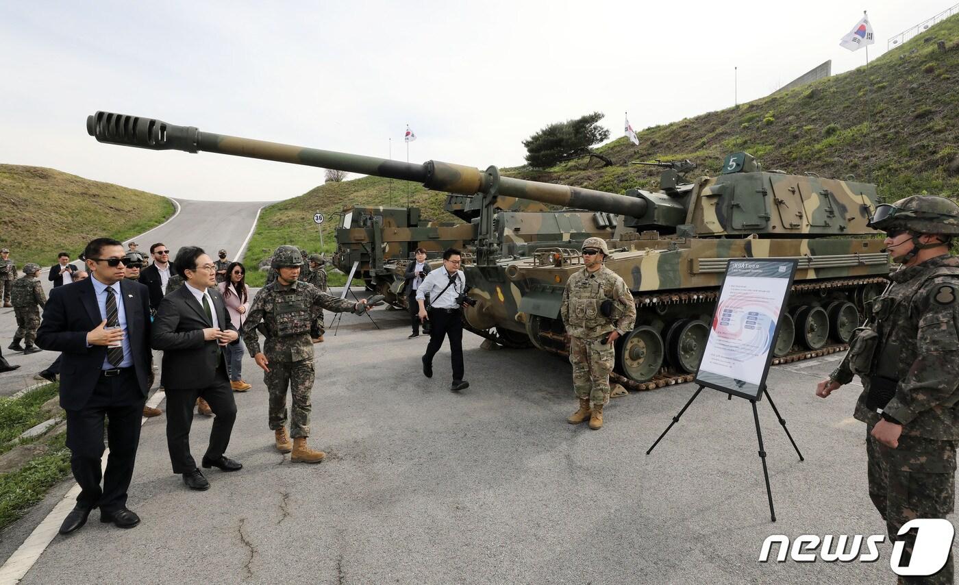 지난 5월2일 경기도 포천 승진훈련장에서 주한 외교단이 육군 K-9 자주포를 살펴보고 있다. 2023.5.10/뉴스1 ⓒ News1 박세연 기자
