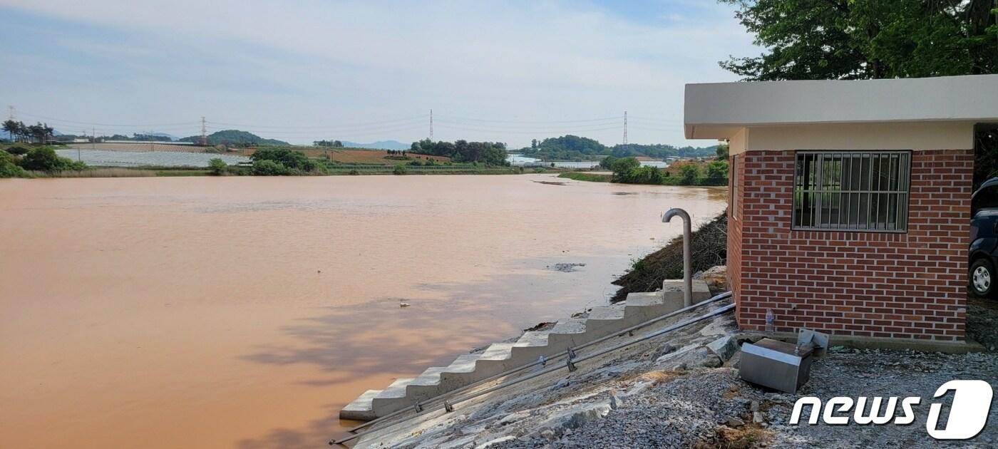 본문 이미지 - 지난 5~7일 전북 고창지역에 평균 122.9㎜(최고 153㎜)의 비가 내리면서 가뭄 해소에 큰 도움을 준 것으로 나타났다. 무장면 고라저수지(한국농어촌공사 고창지사 제공)2023.5.9/뉴스1 