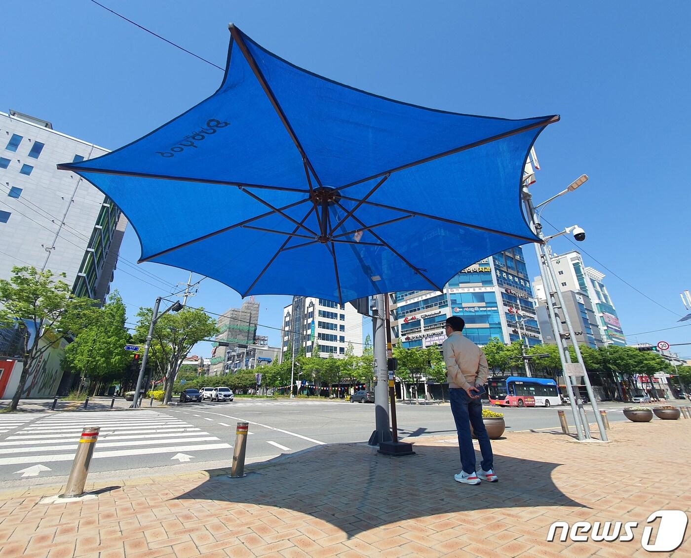 본문 이미지 - 9일 경북 포항시청 광장 횡단보도 앞에 폭염 예방을 위한 대형 우산형 그늘막이 설치돼 있다.2023.5.9/뉴스1 ⓒ News1 최창호 기자