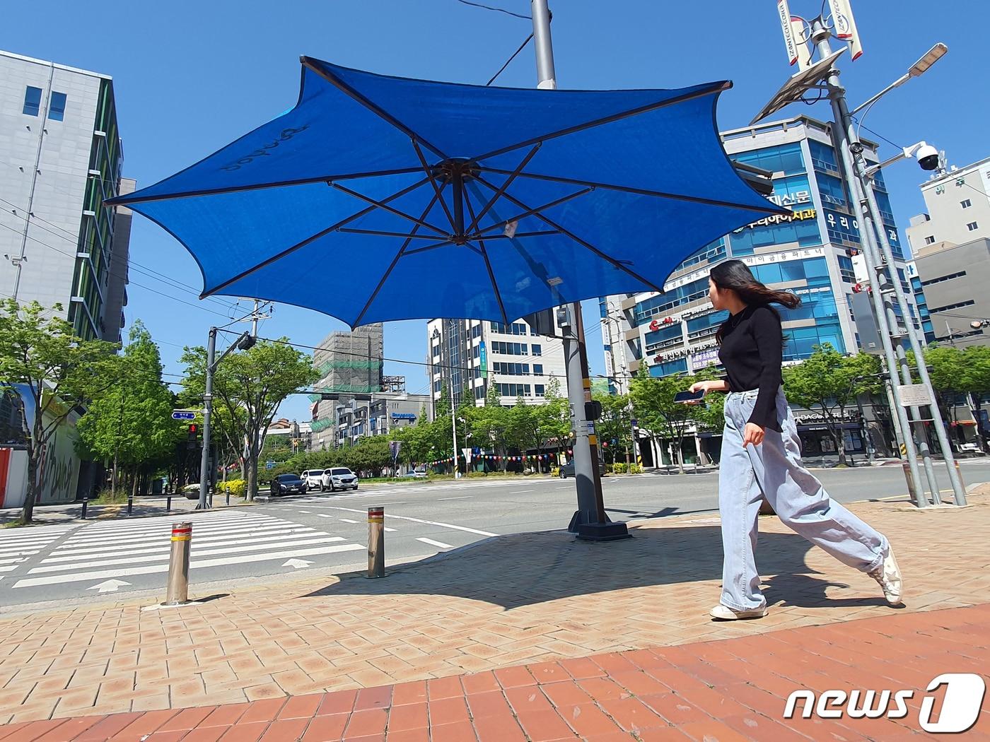 본문 이미지 - 9일 경북 포항시청 광장 횡단보도 앞에 폭염 예방을 위한 대형 우산형 그늘막이 설치돼 있다.2023.5.9/뉴스1 ⓒ News1 최창호 기자