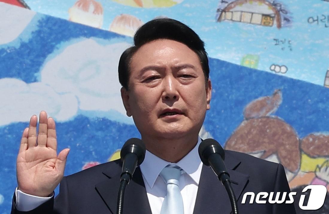 본문 이미지 - 윤석열 대통령이 10일 서울 여의도 국회 앞마당에서 열린 제20대 대통령 취임식에서 취임 선서를 하고 있다. (대통령실 제공) 2022.5.10/뉴스1 ⓒ News1 오대일 기자