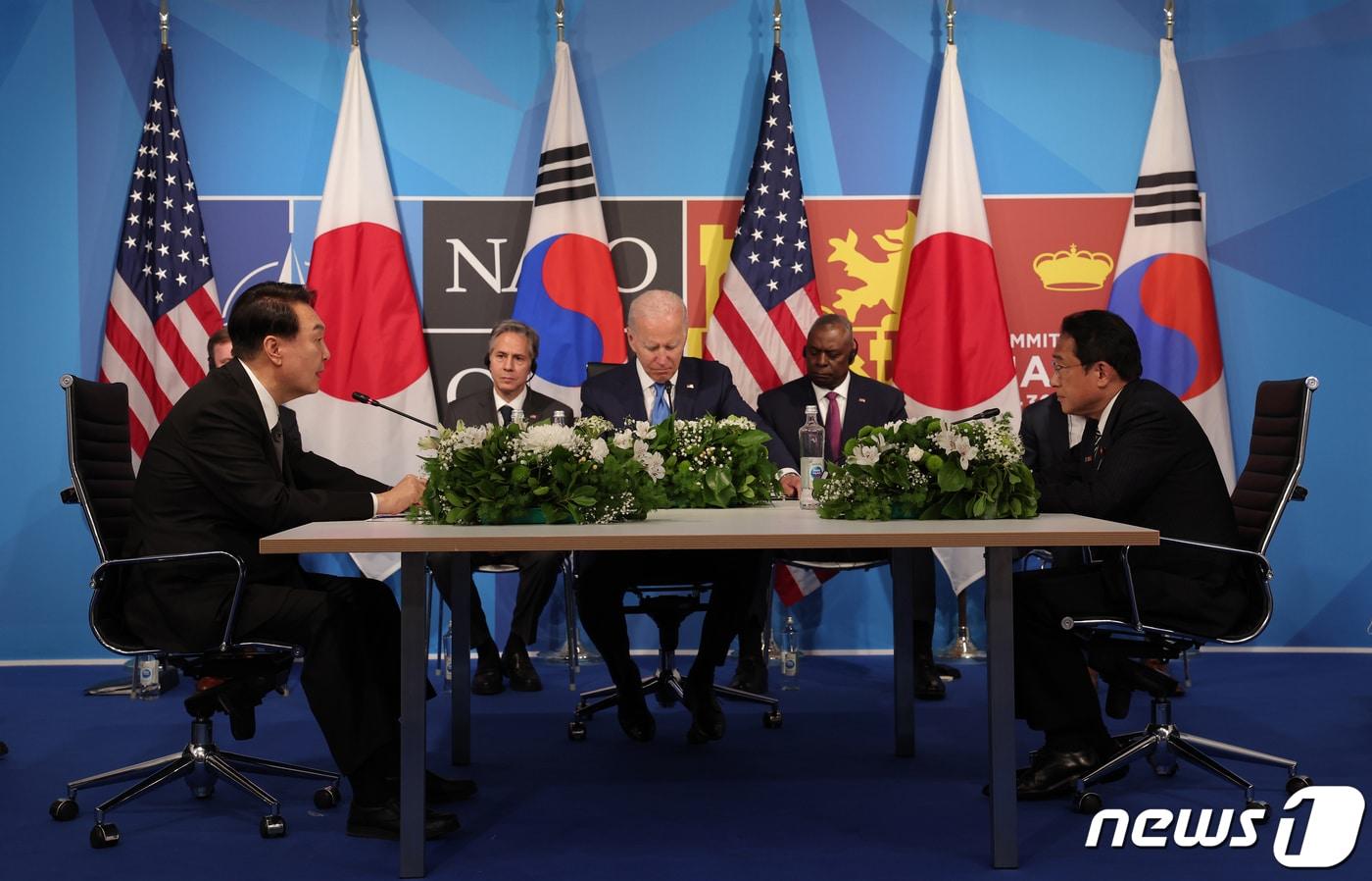 본문 이미지 - 한미일 3국 정상이 29일(현지 시간) 스페인 마드리드 이페마 국제회의장에서 정상회담을 하고 있다. 왼쪽부터 윤석열 대통령, 조 바이든 미국 대통령, 기시다 후미오 일본 총리. (대통령실사진기자단) 2022.6.29/뉴스1 ⓒ News1 오대일 기자