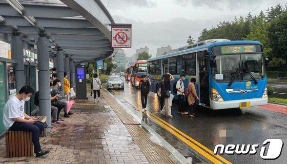 본문 이미지 - 경남 창원시 상남동 인근 시내버스 정류소에서 시민들이 버스에 승차하고 있다./뉴스1 DB
