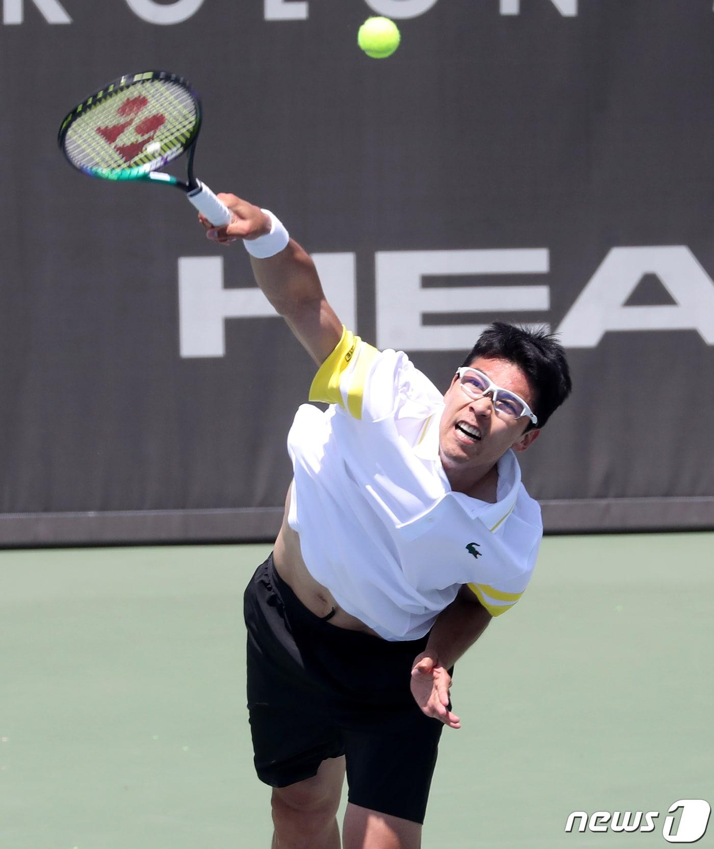 본문 이미지 - 한국 테니스의 간판 정현이 9일 부산 금정구 스포원파크 테니스경기장에서 열린 '남자프로테니스(ATP) 부산오픈챌린저'에서 일본의 우치야마 야스타카와 단식 본선 1회전 경기를 펼치고 있다. 2023.5.9/뉴스1 ⓒ News1 윤일지 기자
