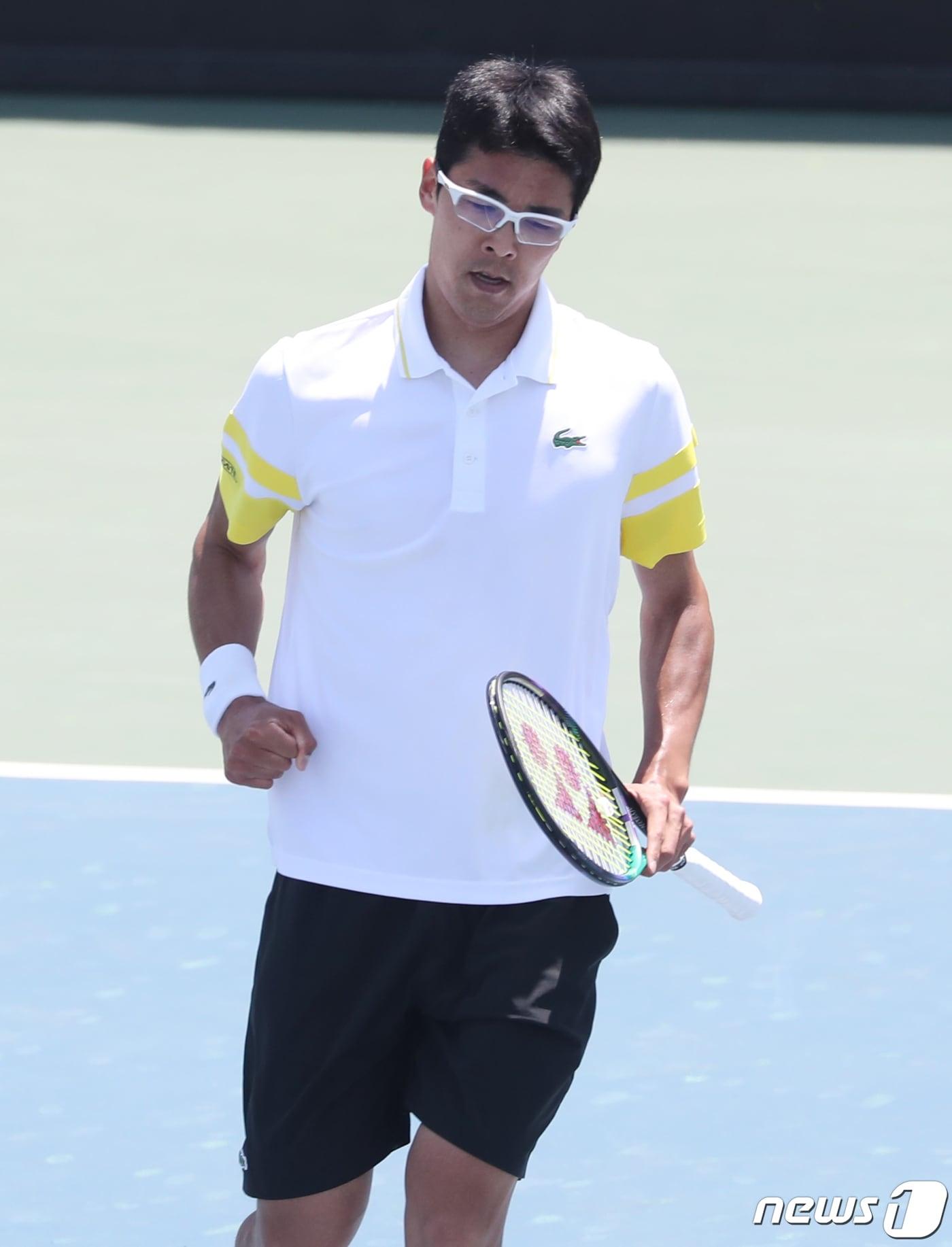본문 이미지 - 한국 테니스의 간판 정현이 9일 부산 금정구 스포원파크 테니스경기장에서 열린 '남자프로테니스(ATP) 부산오픈챌린저'에서 일본의 우치야마 야스타카와 단식 본선 1회전 경기를 펼치고 있다. 2023.5.9/뉴스1 ⓒ News1 윤일지 기자