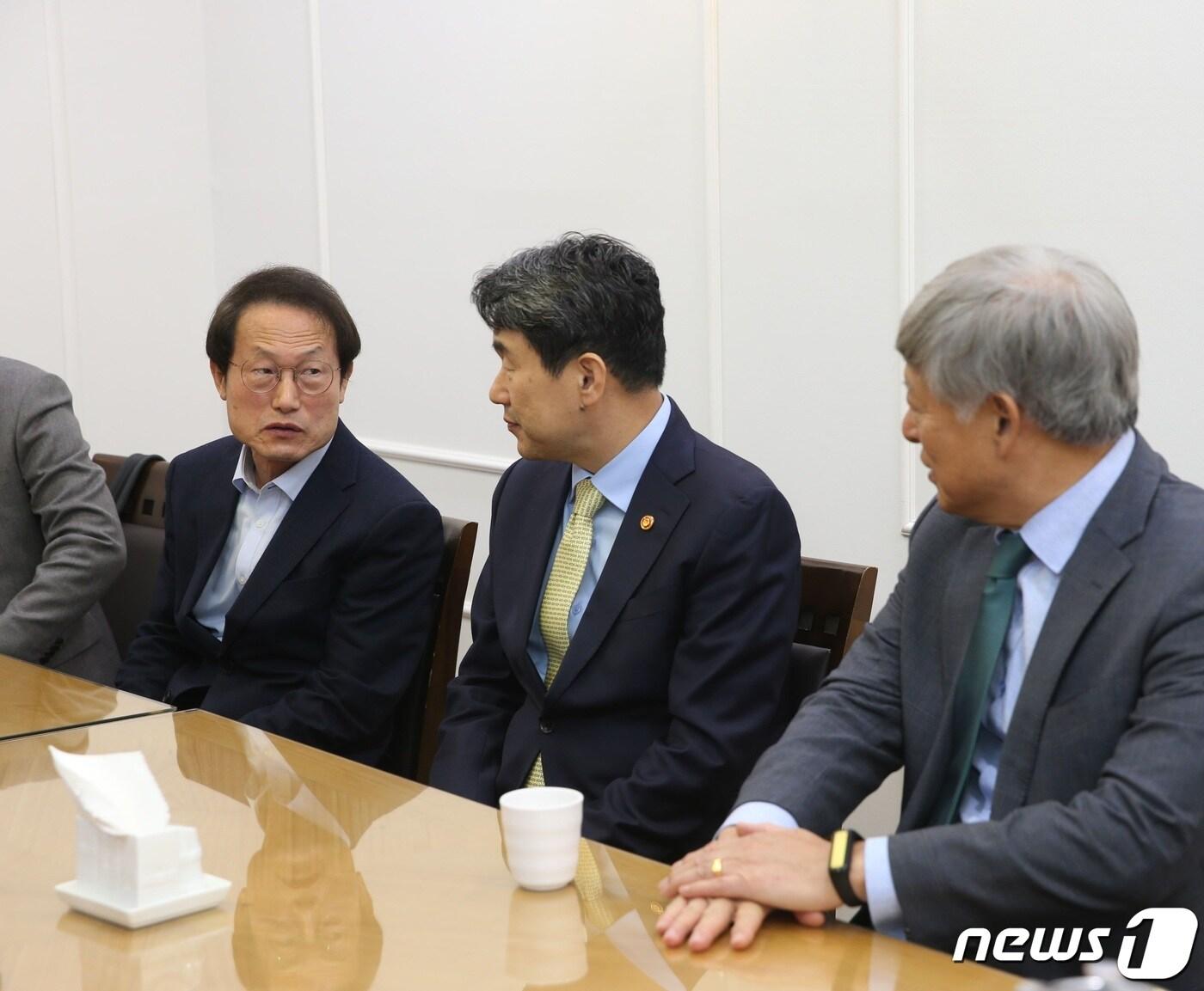 본문 이미지 - 조희연 서울시교육감이 9일 오전 서울 영등포구 국회의원회관에서 열린 토론회&#39;에서 이주호 사회부총리 겸 교육부 장관, 염재호 태재대 총장과 대화하고 있다. &#40;서울시교육청 제공&#41; 2023.5.9/뉴스1
