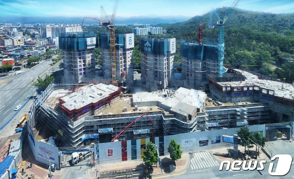 본문 이미지 - 대구 건설업체인 태왕이 올해 비주거 부문 수주 역량을 강화해 위기를 돌파하기로 했다. 사진은 태왕이 수성구 만촌동 옛 남부정류장 자리에 건립 중인 만촌역 태왕디아너스 공사 현장.(태왕 제공)