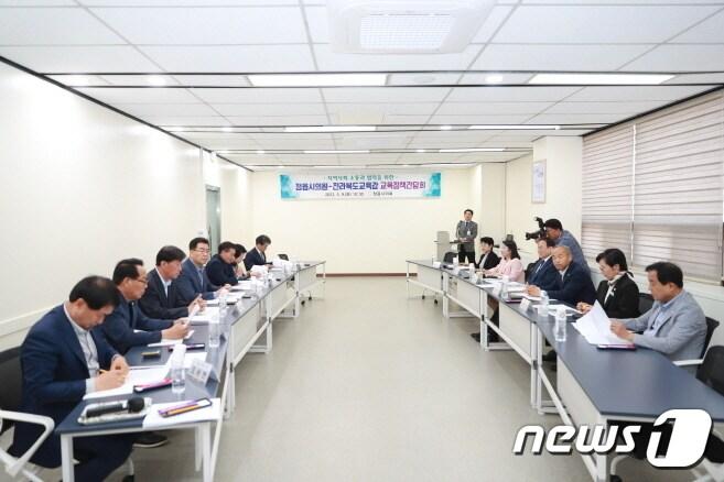 본문 이미지 - 서거석 교육감이 9일 정읍시의회를 방문, 의원들과 소통의 시간을 가졌다.(전북교육청 제공)/뉴스1