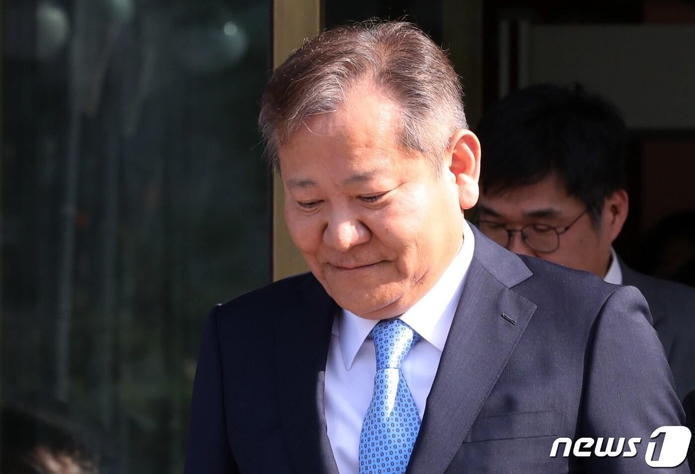 본문 이미지 - 10.29 이태원 참사 부실 대응 논란으로 탄핵소추된 이상민 행정안전부 장관이 9일 오후 서울 종로구 헌법재판소에서 열린 탄핵심판 1차 변론기일을 마친 뒤 대심판정을 나서고 있다. 2023.5.9/뉴스1 ⓒ News1 구윤성 기자