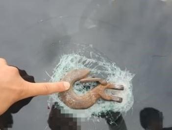 본문 이미지 - 동문건설 신축 아파트 공사 현장 옆 도로를 지나던 차량에 떨어진 철제 고리. (유튜브 '한문철 TV')