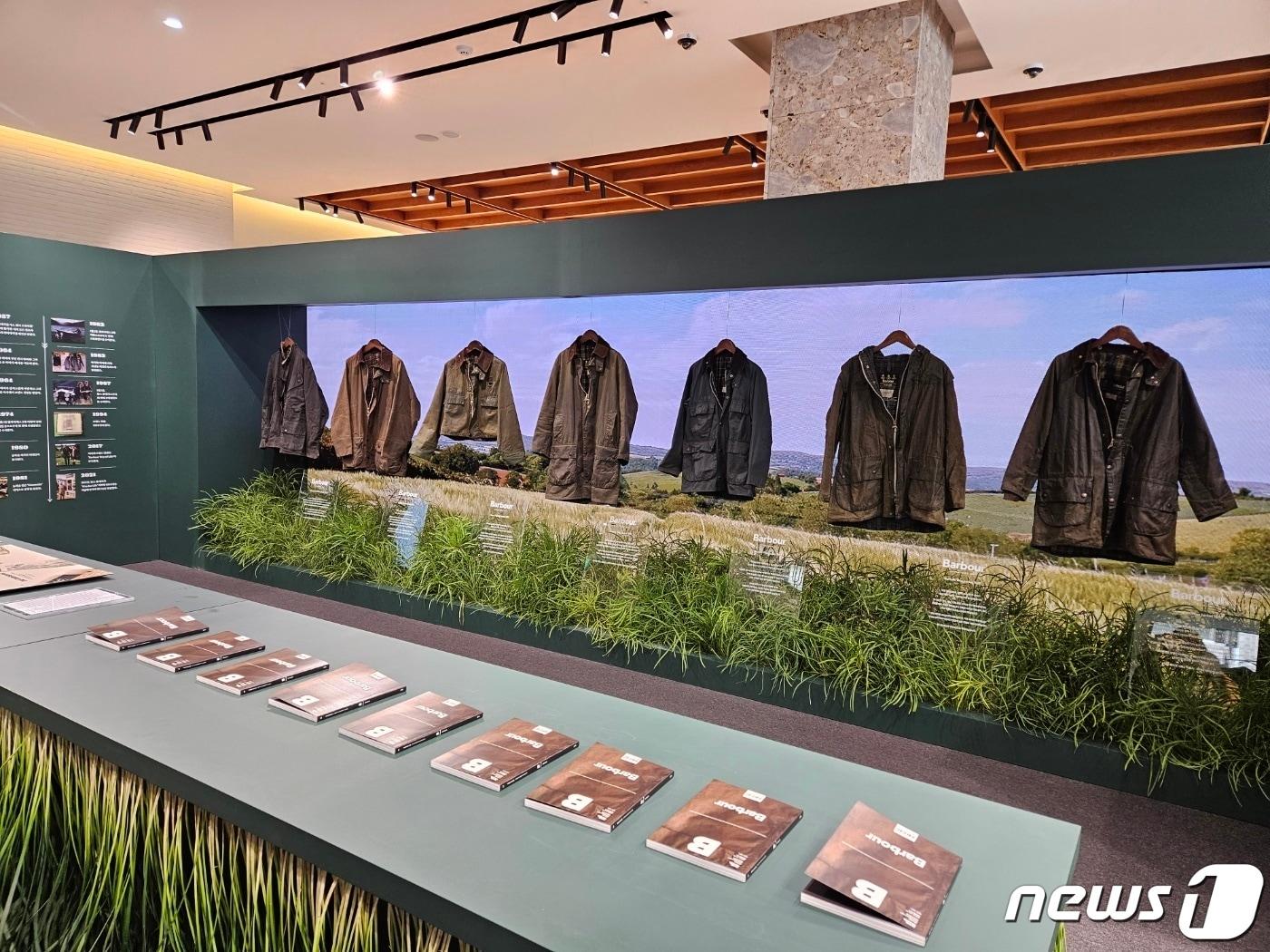 본문 이미지 - 9일 서울 강남구 소재 라움 이스트 1층 바버 매장에서 '아카이브 전시회'가 열렸다.ⓒ 뉴스1/김진희 기자.