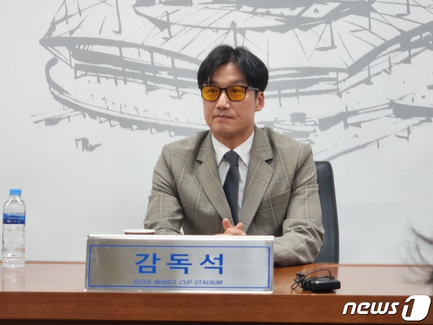 본문 이미지 - 9일 서울전을 앞두고 취재진과 이야기 하는 이정효 광주 감독. ⓒ 뉴스1 이재상기자