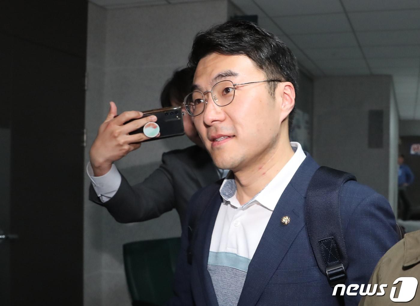 본문 이미지 - 가상자산 보유 논란이 계속되고 있는 김남국 더불어민주당 의원이 9일 저녁 서울 여의도 국회 의원회관 의원실에서 나와 취재진의 질문을 받으며 이동하고 있다. 2023.5.9/뉴스1 ⓒ News1 송원영 기자