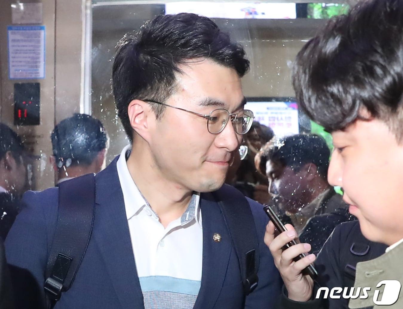 본문 이미지 - 가상자산 보유 논란이 계속되고 있는 김남국 더불어민주당 의원이 9일 저녁 서울 여의도 국회 의원회관 의원실에서 나와 취재진의 질문을 받으며 이동하고 있다. 2023.5.9/뉴스1 ⓒ News1 송원영 기자