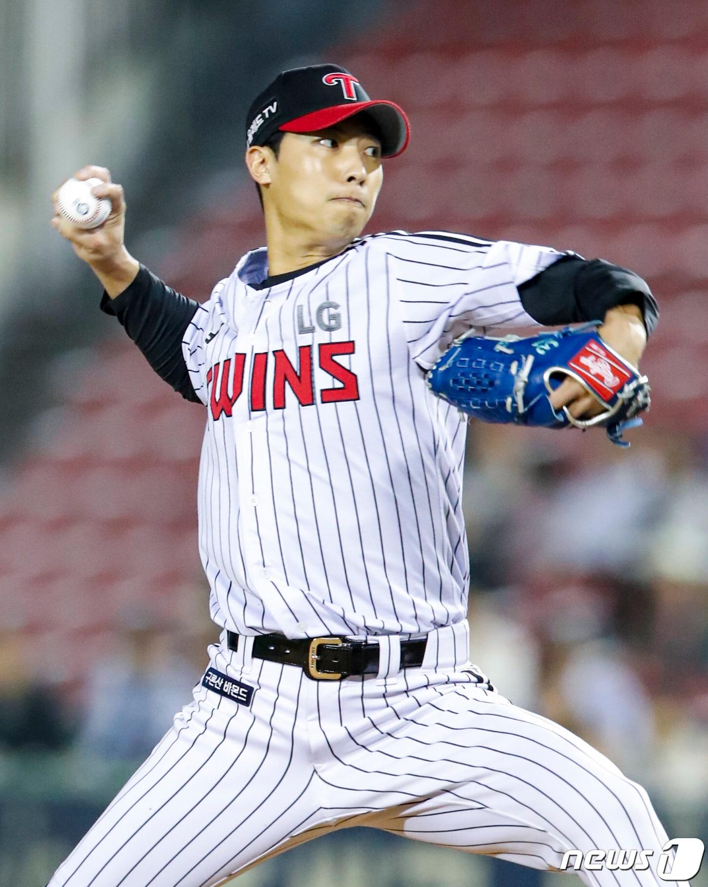 본문 이미지 - 9일 오후 서울 송파구 잠실야구장에서 열린 2023 신한 SOL KBO리그 키움 히어로즈와 LG 트윈스의 경기, 7회초 1사 1루 상황에서 세 번째 투수로 나선 LG 이정용이 힘차게 공을 던지고 있다. 2023.5.9/뉴스1 ⓒ News1 김도우 기자