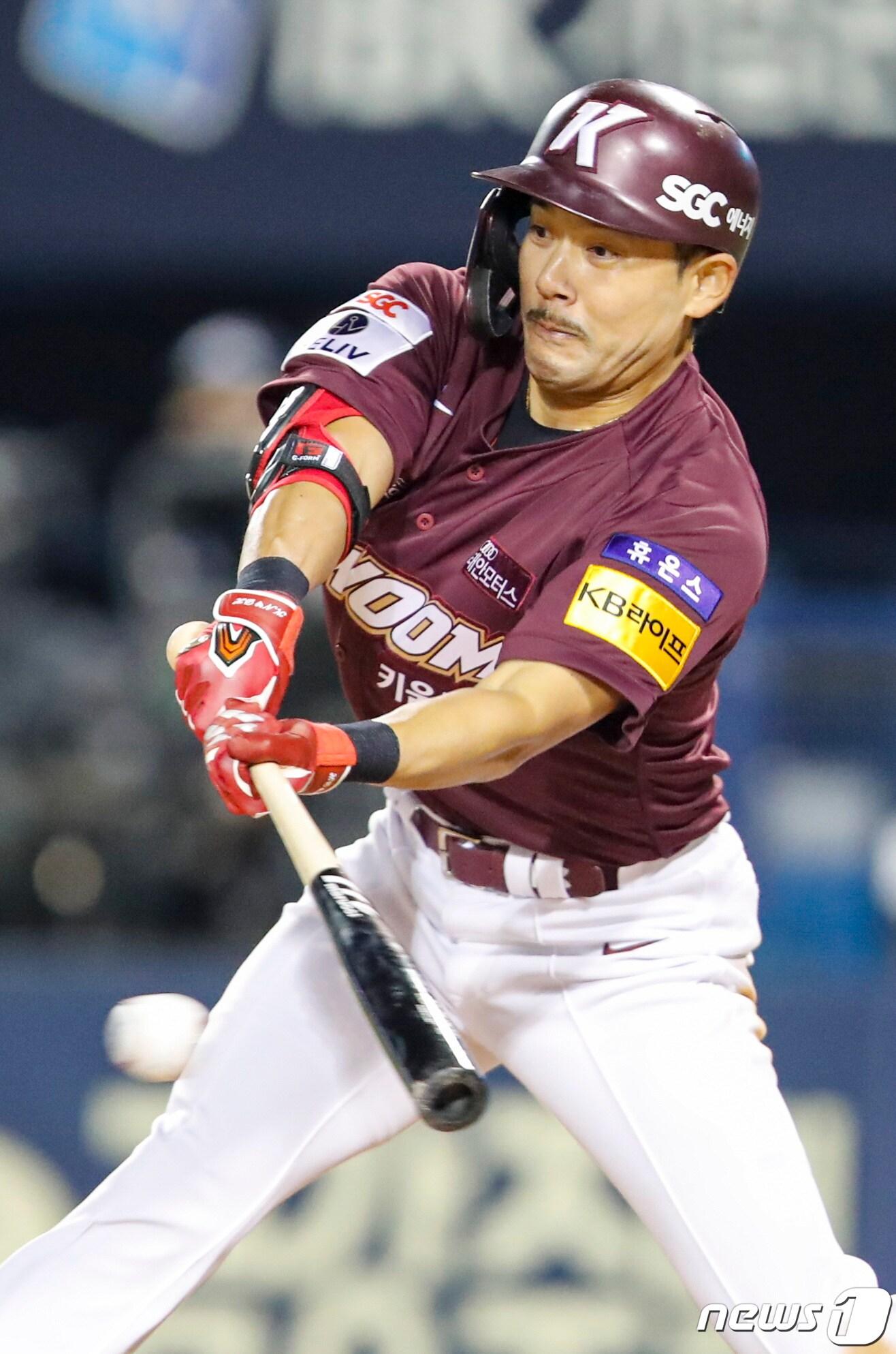 본문 이미지 - 9일 오후 서울 송파구 잠실야구장에서 열린 2023 신한 SOL KBO리그 키움 히어로즈와 LG 트윈스의 경기, 7회초 1사 주자 1루 상황에서 키움 이용규가 안타를 치고 있다. 2023.5.9/뉴스1 ⓒ News1 김도우 기자