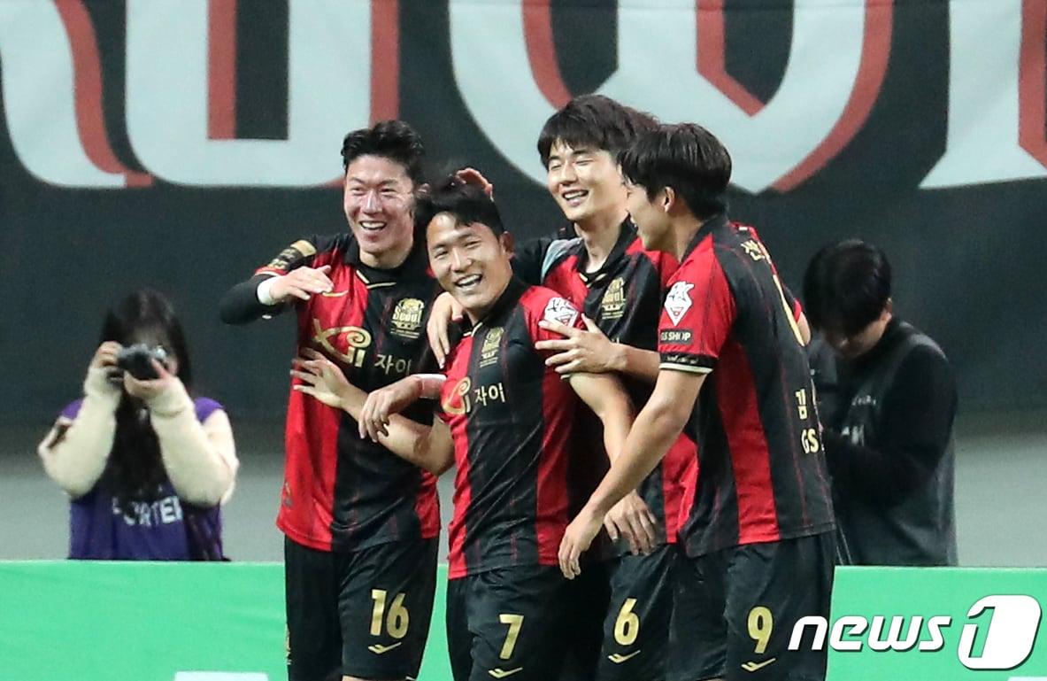 본문 이미지 - 9일 서울 마포구 서울월드컵경기장에서 열린 프로축구 '2023 K리그1' FC서울과 광주FC의 경기에서 서울 나상호가 골을 넣고 기뻐하고 있다. 2023.5.9/뉴스1 ⓒ News1 이승배 기자
