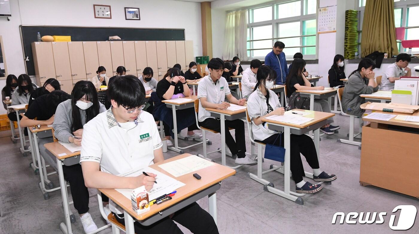 포항 영일고 3학년생들이 대학수학능력시험에 대비한 모의고사를 준비하고 있다.2023.6.1/뉴스1 ⓒ News1 최창호 기자