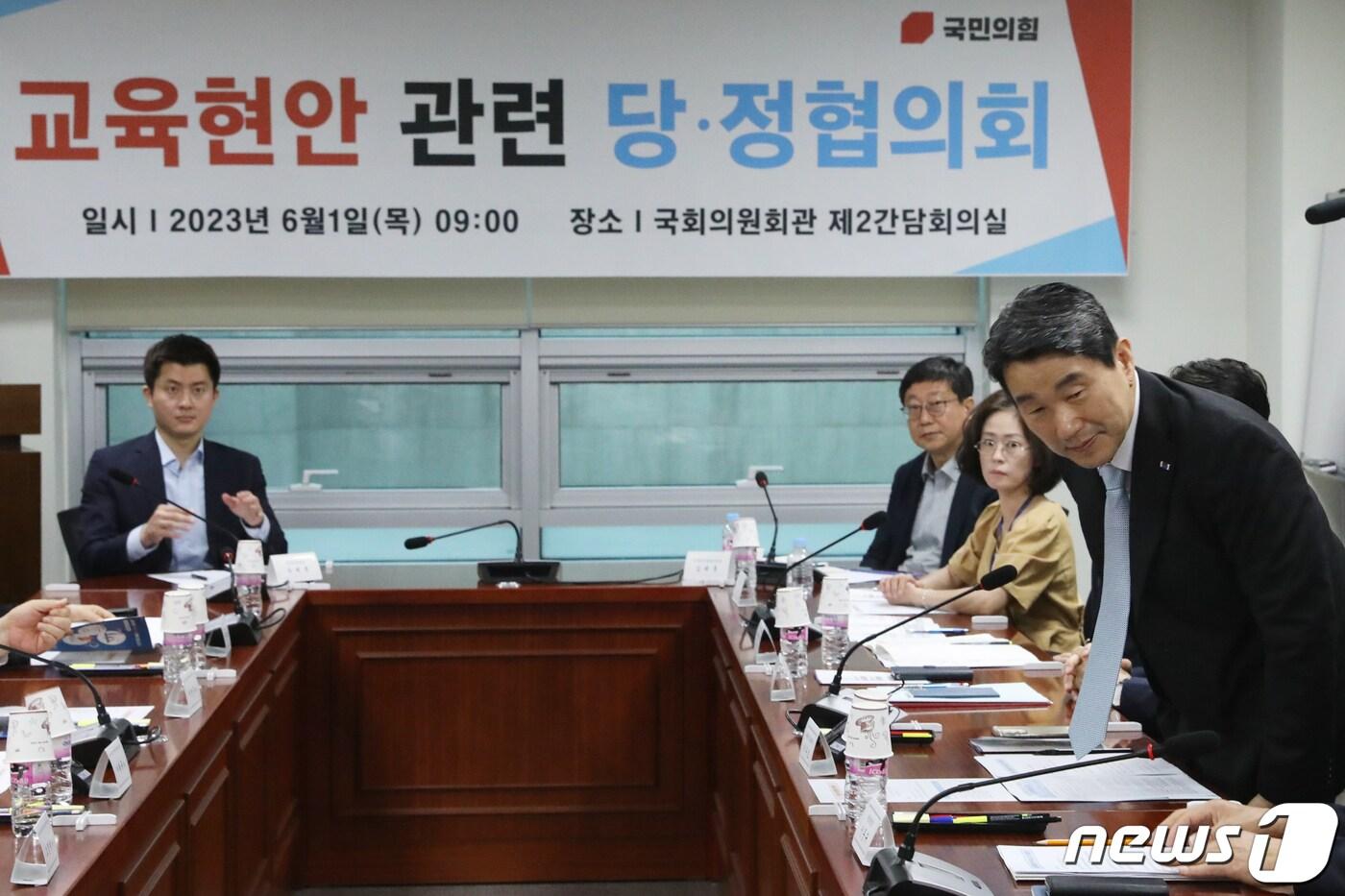 본문 이미지 - 이주호 사회부총리 겸 교육부 장관이 1일 오전 서울 여의도 국회에서 열린 AI디지털 교과서 추진 등 교육현안 당정협의에서 인사를 하고 있다. 2023.6.1/뉴스1 ⓒ News1 송원영 기자