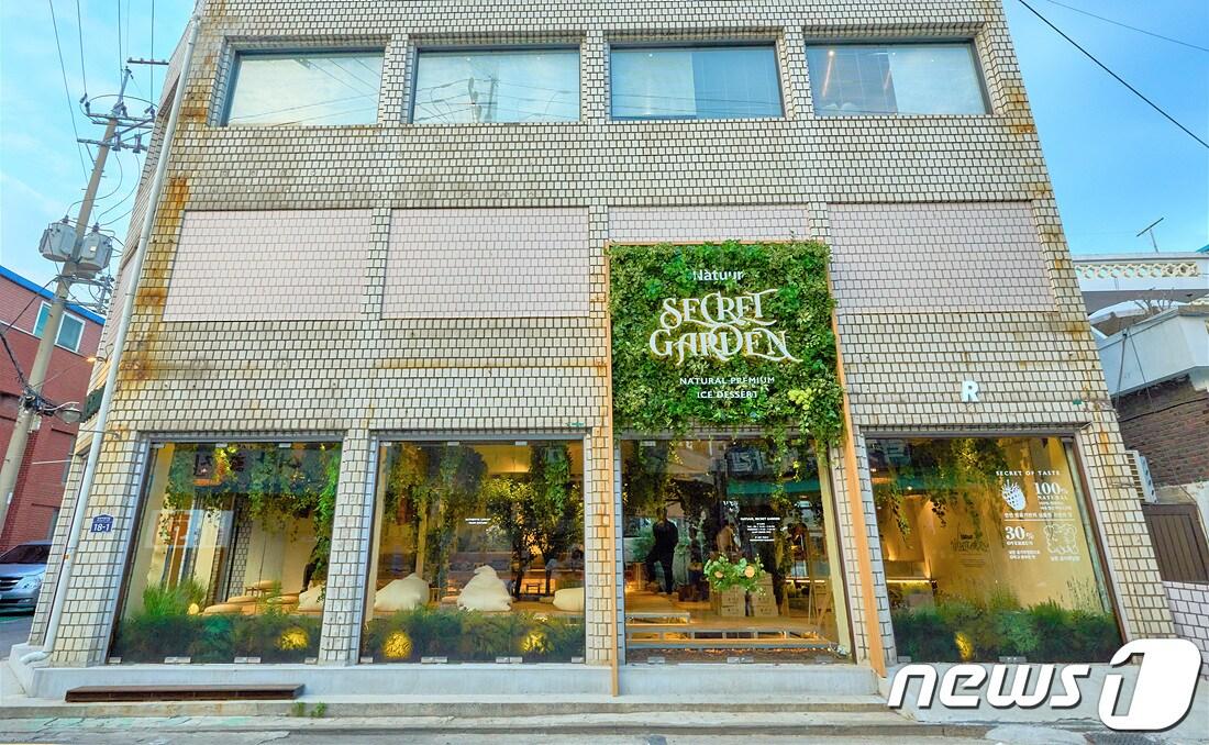 본문 이미지 - 나뚜루 팝업스토어 시크릿가든 외관 전경.(롯데웰푸드 제공)