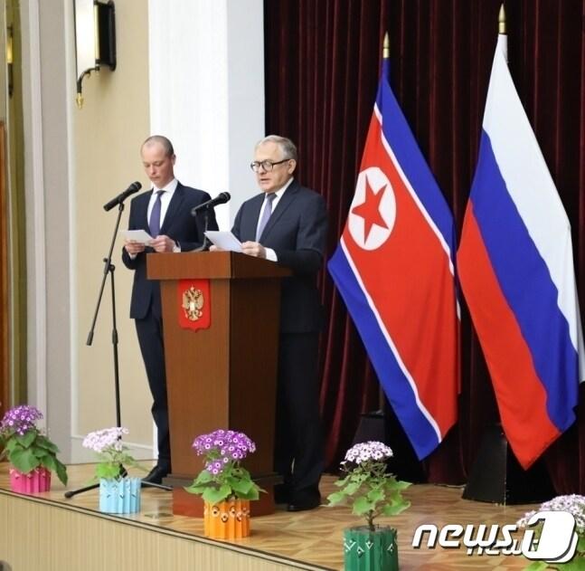 본문 이미지 - 알렉산드르 마체고라 주북 러시아 대사(오른쪽). ( 주북러시아대사관 페이스북 갈무리)