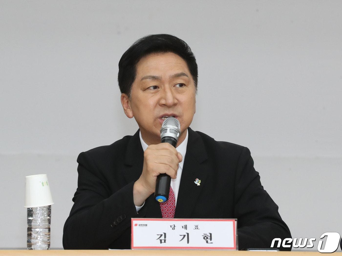 본문 이미지 - 김기현 국민의힘 대표가 1일 오전 경기 수원시 장안구 국민의힘 경기도당에서 열린 '경기도 현장최고위원회의'에서 모두발언을 하고 있다. 2023.6.1/뉴스1 ⓒ News1 김영운 기자
