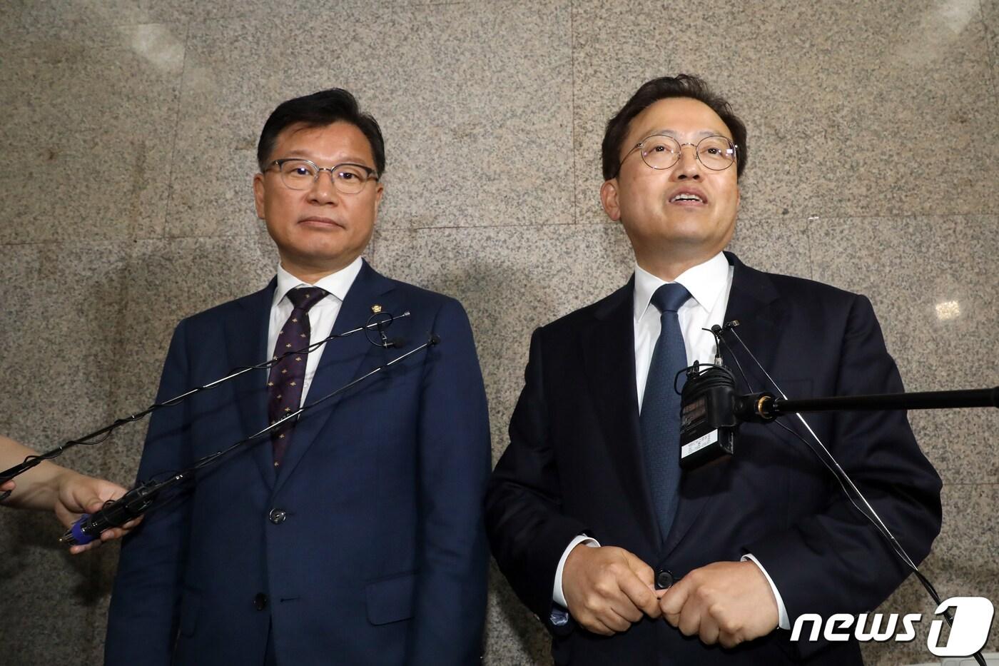 본문 이미지 - 이양수 국민의힘 원내수석부대표와 송기헌 더불어민주당 원내수석부대표가 1일 오전 서울 여의도 국회 국민의힘 원내수석부대표실 앞에서 회동을 마치고 취재진 질문에 답하고 있다. 2023.6.1/뉴스1 ⓒ News1 황기선 기자