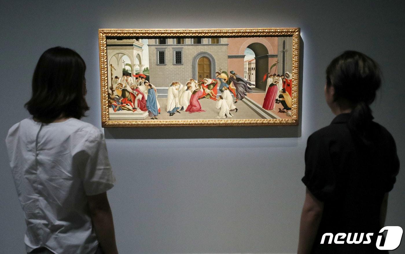 본문 이미지 - 1일 서울 용산구 국립중앙박물관에서 열린 특별전 '거장의 시선, 사람을 향하다' 영국 내셔널갤러리 명화전 언론공개회에서 관계자들이 산드로 보티첼리의 작품 '성 제노비오의 세가지 기적'을 살펴보고 있다. 2023.6.1/뉴스1 ⓒ News1 박세연 기자