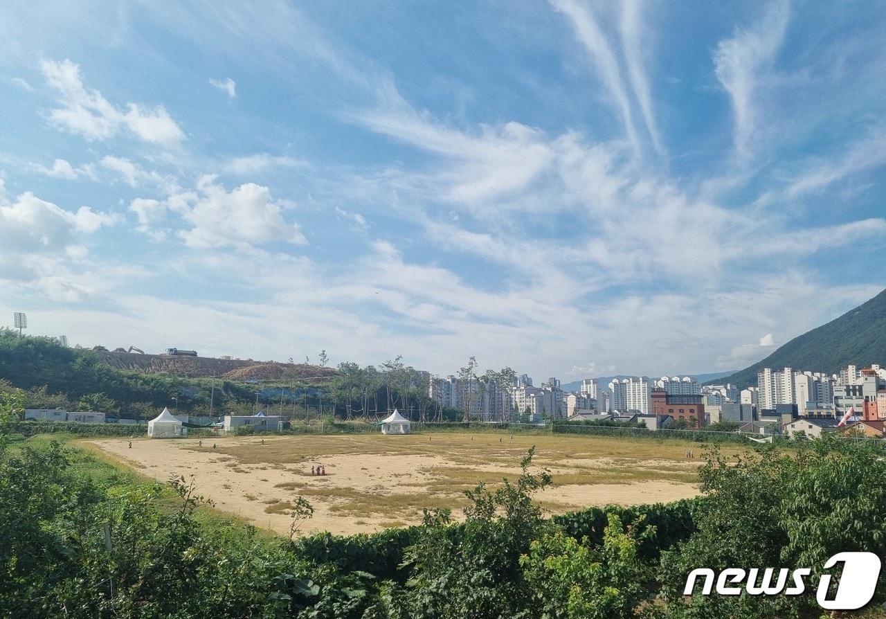 본문 이미지 - 김해 삼계동에 있는 종합의료시설 부지 모습./뉴스1 이현동 기자