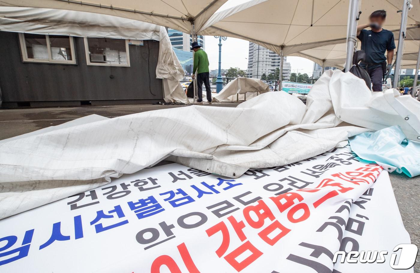 본문 이미지 - 신종 코로나바이러스 감염증(코로나19) 위기 단계가 '하향'으로 조정된 1일 오전 서울 중구 서울역광장에 마련된 임시 선별검사소에서 관계자들이 철거 작업을 하고 있다. 2023.6.1/뉴스1 ⓒ News1 이재명 기자